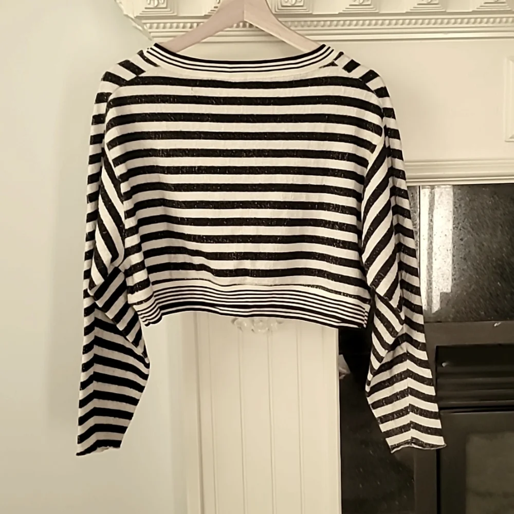 Striped Cropped Long-Sleeve Top - Black & White - Picture 5 of 7